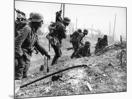 German Soldiers of the German Mortar Detachment in the Battle for Stalingrad August 1942-null-Mounted Giclee Print
