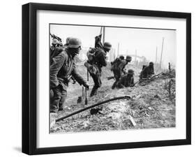 German Soldiers of the German Mortar Detachment in the Battle for Stalingrad August 1942-null-Framed Giclee Print