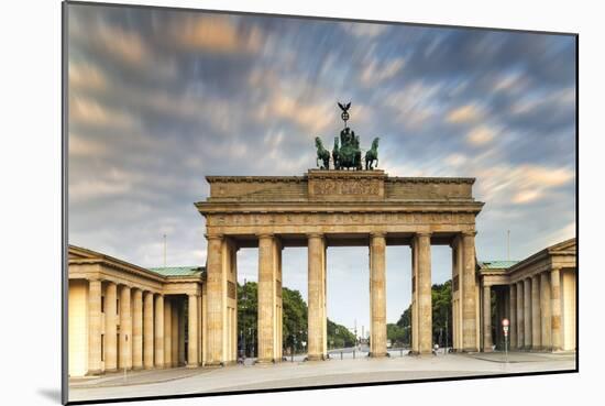 Germany, Deutschland. Berlin. Berlin Mitte. Brandenburg Gate, Brandenburger Tor-Francesco Iacobelli-Mounted Photographic Print