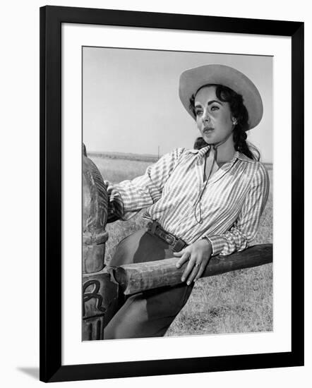 Giant, 1955 directed by GEORGE STEVENS Elizabeth Taylor (b/w photo)-null-Framed Photo