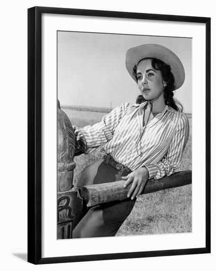 Giant, 1955 directed by GEORGE STEVENS Elizabeth Taylor (b/w photo)-null-Framed Photo