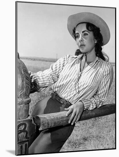 Giant, 1955 directed by GEORGE STEVENS Elizabeth Taylor (b/w photo)-null-Mounted Photo