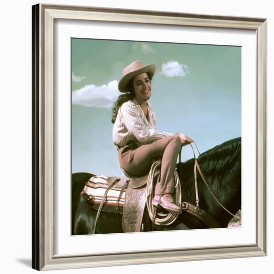 Giant, 1955 directed by GEORGE STEVENS Elizabeth Taylor (photo)-null-Framed Photo