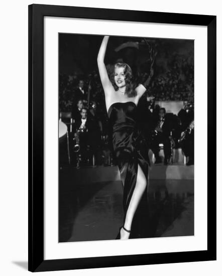 GILDA, 1946 directed by CHARLES VIDOR Rita Hayworth (b/w photo)-null-Framed Photo