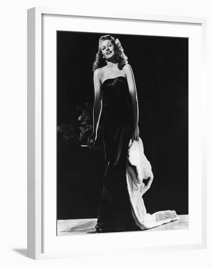 GILDA, 1946 directed by CHARLES VIDOR Rita Hayworth (b/w photo)-null-Framed Photo