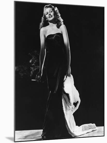 GILDA, 1946 directed by CHARLES VIDOR Rita Hayworth (b/w photo)-null-Mounted Photo