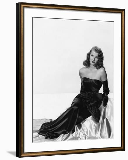 GILDA, 1946 directed by CHARLES VIDOR Rita Hayworth (b/w photo)-null-Framed Photo