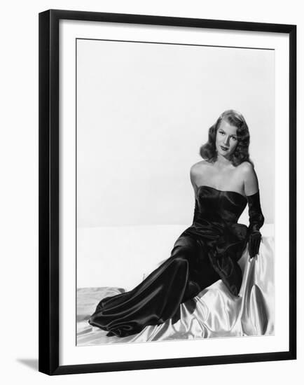 GILDA, 1946 directed by CHARLES VIDOR Rita Hayworth (b/w photo)-null-Framed Photo