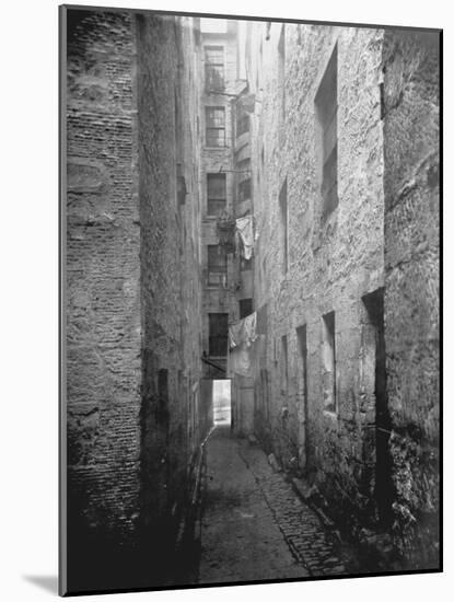 Gloomy Alley in Glasgow-Thomas Annan-Mounted Photographic Print