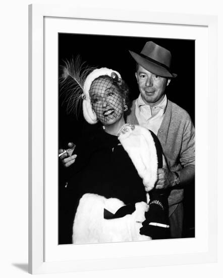 Gloria Swanson and Billy Wilder sur le plateau du film Boulevard du crepuscule (SUNSET BOULEVARD),-null-Framed Photo