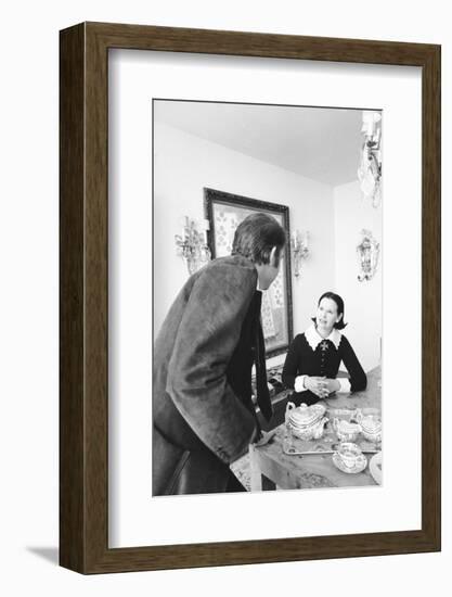 Gloria Vanderbilt and Husband Wyatt Cooper, New York, 1974-Alfred Eisenstaedt-Framed Photographic Print