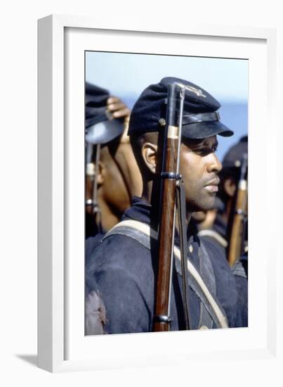 Glory (Pour la gloire) by EdwardZwick with Denzel Washington, 1989 (guerre by Secession) (photo)-null-Framed Photo