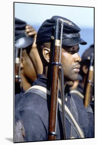 Glory (Pour la gloire) by EdwardZwick with Denzel Washington, 1989 (guerre by Secession) (photo)-null-Mounted Photo
