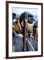 Glory (Pour la gloire) by EdwardZwick with Denzel Washington, 1989 (guerre by Secession) (photo)-null-Framed Photo