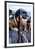 Glory (Pour la gloire) by EdwardZwick with Denzel Washington, 1989 (guerre by Secession) (photo)-null-Framed Photo