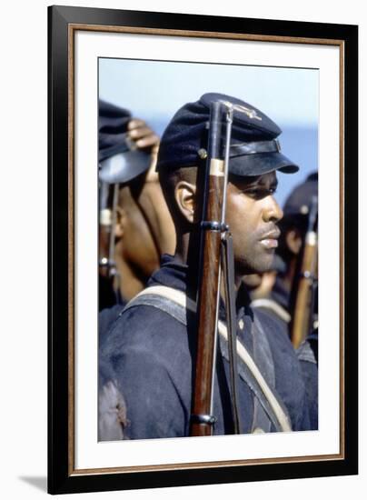 Glory (Pour la gloire) by EdwardZwick with Denzel Washington, 1989 (guerre by Secession) (photo)-null-Framed Photo