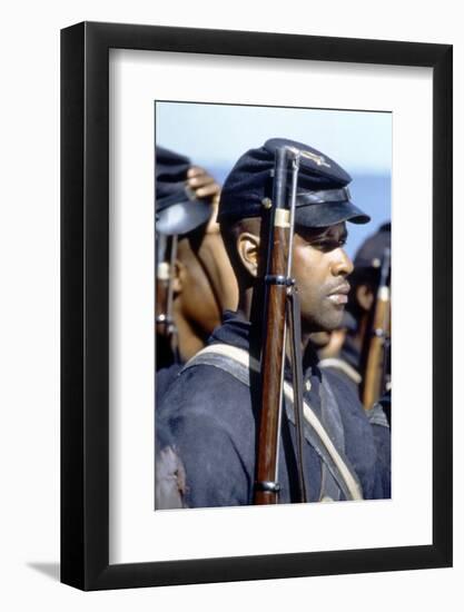 Glory (Pour la gloire) by EdwardZwick with Denzel Washington, 1989 (guerre by Secession) (photo)-null-Framed Photo