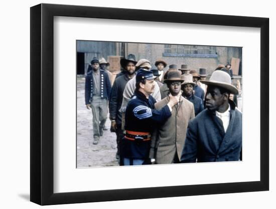 Glory (Pour la gloire) by EdwardZwick with John Finn and Andre Braugher, 1989 (guerre by Secession)-null-Framed Photo