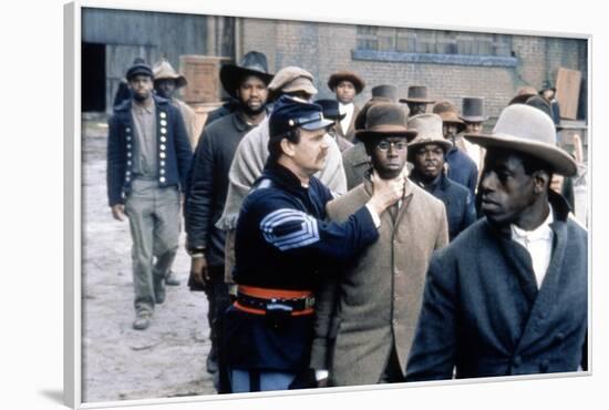 Glory (Pour la gloire) by EdwardZwick with John Finn and Andre Braugher, 1989 (guerre by Secession)-null-Framed Photo