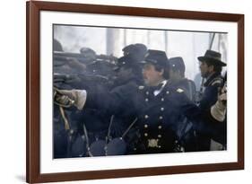 Glory (Pour la gloire) by EdwardZwick with Matthew Broderick., 1989 (guerre by Secession) (photo)-null-Framed Photo