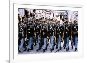 Glory (Pour la gloire) by EdwardZwick with Morgan Freeman, 1989 (guerre by Secession) (photo)-null-Framed Photo