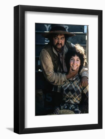 GOIN' SOUTH, 1978 directed by JACK NICHOLSON John Belushi and Mary Steenburgen (photo)-null-Framed Photo