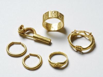 https://imgc.allpostersimages.com/img/posters/gold-fibula-earrings-and-finger-rings-from-carthage_u-L-PZMHSF0.jpg?artPerspective=n