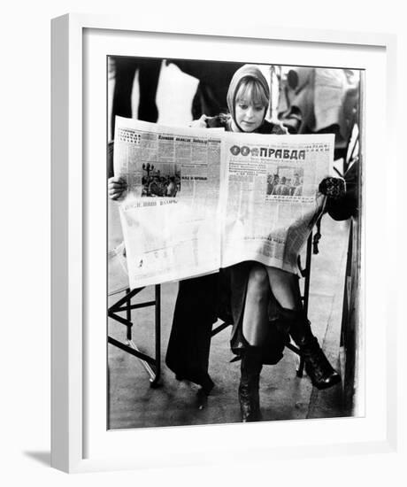 Goldie Hawn - The Girl from Petrovka-null-Framed Photo