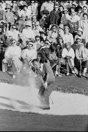 https://imgc.allpostersimages.com/img/posters/golf-player-arnold-palmer-blowing-his-lead-on-the-18th-hole-in-the-master-s-golf-tournament_u-L-Q1HSTP20.jpg?artPerspective=n