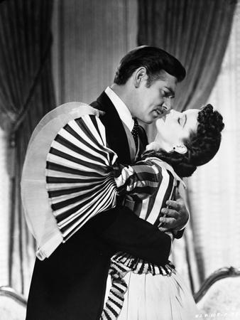 https://imgc.allpostersimages.com/img/posters/gone-with-the-wind-scarlett-o-hara-and-rhett-butler-kissing-scene-black-and-white_u-L-Q116ECL0.jpg?artPerspective=n