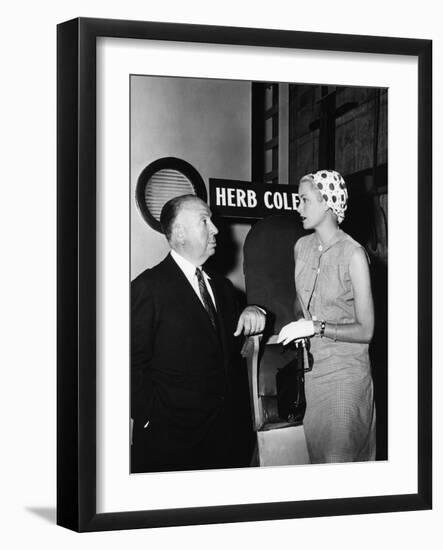 Grace Kelly and le realisateur Alfred Hitchcock sur le tournage du film La Main au Collet TO CATCH-null-Framed Photo