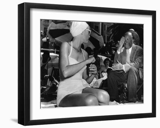 Grace Kelly and le realisateur Alfred Hitchcock sur le tournage du film La Main au Collet TO CATCH -null-Framed Photo