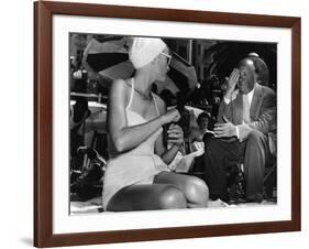 Grace Kelly and le realisateur Alfred Hitchcock sur le tournage du film La Main au Collet TO CATCH -null-Framed Photo