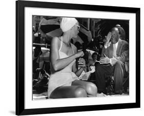 Grace Kelly and le realisateur Alfred Hitchcock sur le tournage du film La Main au Collet TO CATCH -null-Framed Photo