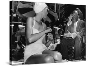 Grace Kelly and le realisateur Alfred Hitchcock sur le tournage du film La Main au Collet TO CATCH -null-Stretched Canvas