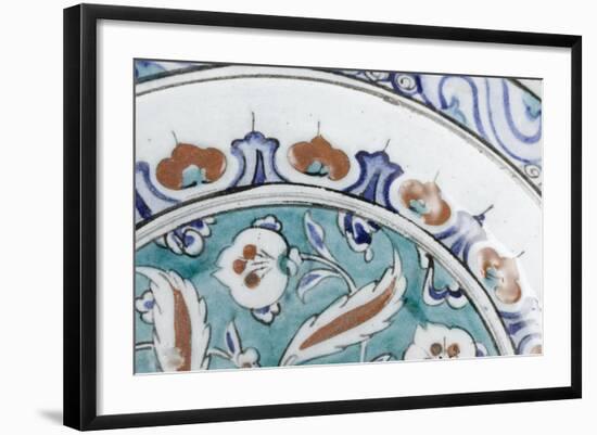 Grand plat au lambrequin bleu et rouge-null-Framed Giclee Print