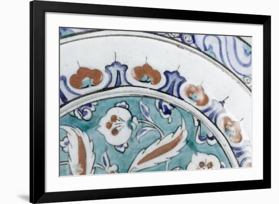 Grand plat au lambrequin bleu et rouge-null-Framed Giclee Print