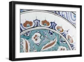 Grand plat au lambrequin bleu et rouge-null-Framed Giclee Print