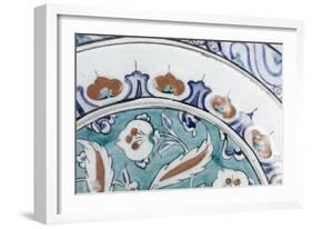 Grand plat au lambrequin bleu et rouge-null-Framed Giclee Print