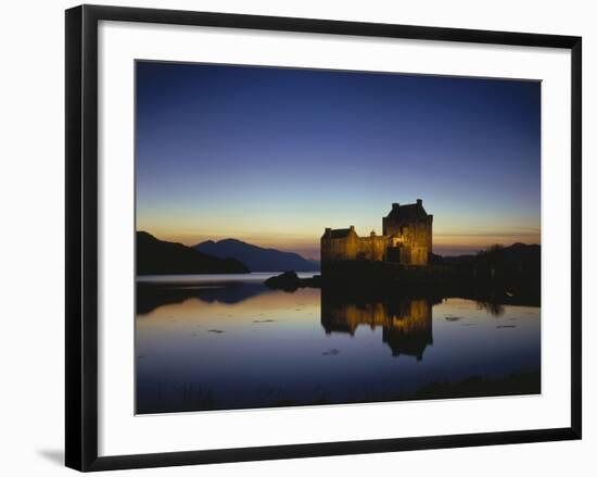 GrovŸbritanien, Schottland, Eilean Donan Castle Mit, Loch Duich Am Abend, Abendstimmung, Burg, See-Thonig-Framed Photographic Print