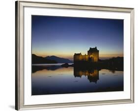 GrovŸbritanien, Schottland, Eilean Donan Castle Mit, Loch Duich Am Abend, Abendstimmung, Burg, See-Thonig-Framed Photographic Print