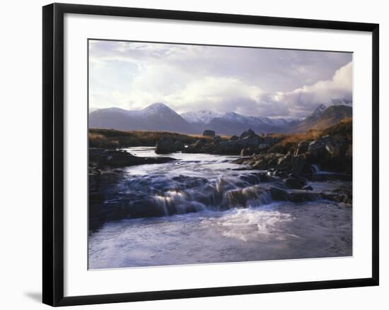 GrovŸbritannien, Schottland, Strathclyde, Rannoch Moor, River Ba , Natur, Berglandschaft-Thonig-Framed Photographic Print