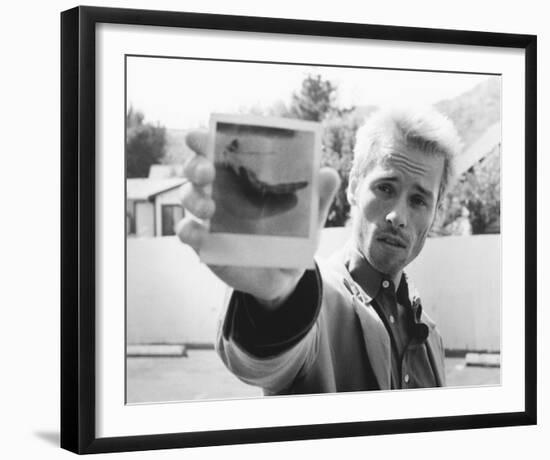 Guy Pearce, Memento (2000)-null-Framed Photo