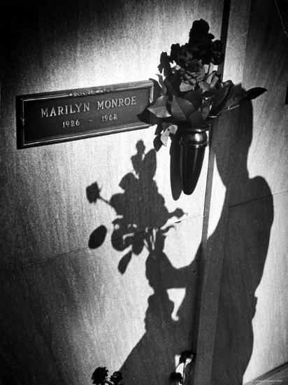 Half Dozen Red French Roses Ordered For Marilyn Monroe's Tomb Tri-weekly by Joe  DiMaggio' Photographic Print - John Loengard | AllPosters.com