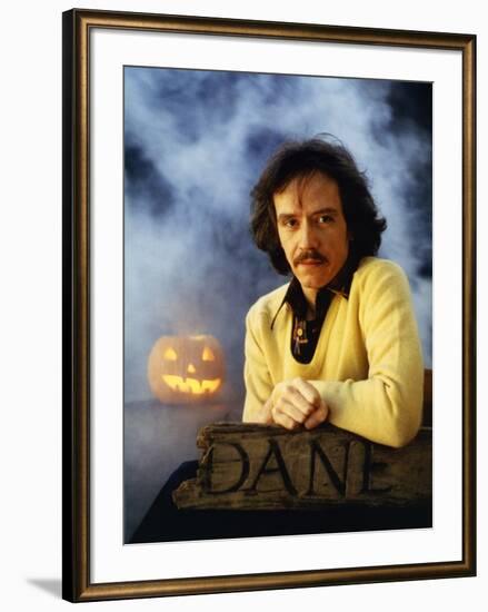 HALLOWEEN, 1978 directed by JOHN CARPENTER John Carpenter (director) (photo)-null-Framed Photo