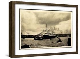 Hamburger Hafen, United States Lines, Dampfer Resolute-null-Framed Giclee Print