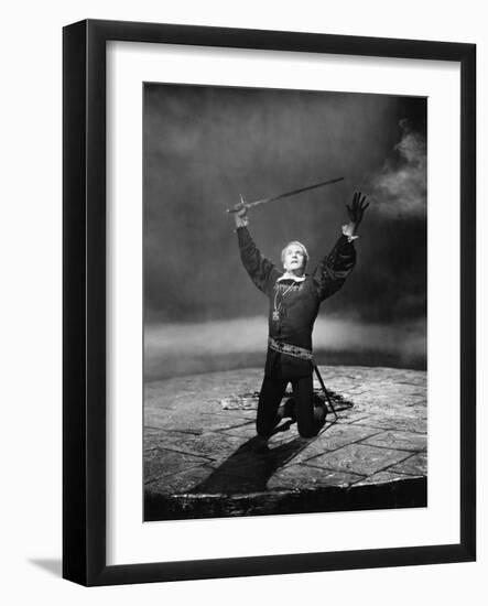 Hamlet, Laurence Olivier, 1948-null-Framed Photo