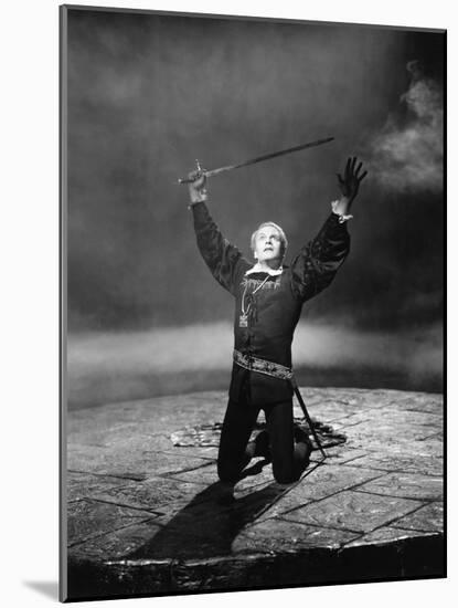 Hamlet, Laurence Olivier, 1948-null-Mounted Photo