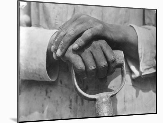 Hands of a Construction Worker, Mexico, 1926-Tina Modotti-Mounted Premium Photographic Print