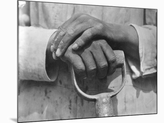 Hands of a Construction Worker, Mexico, 1926-Tina Modotti-Mounted Photographic Print
